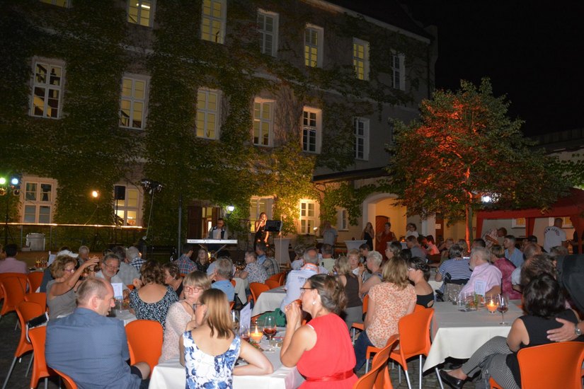 Zum Auftakt der Lausitzer Museumsnächte wird zum 2. Spremberger Weinfest in den Innenhof des Spremberger Kulturschlosses eingeladen. Foto: Detlef Bogott