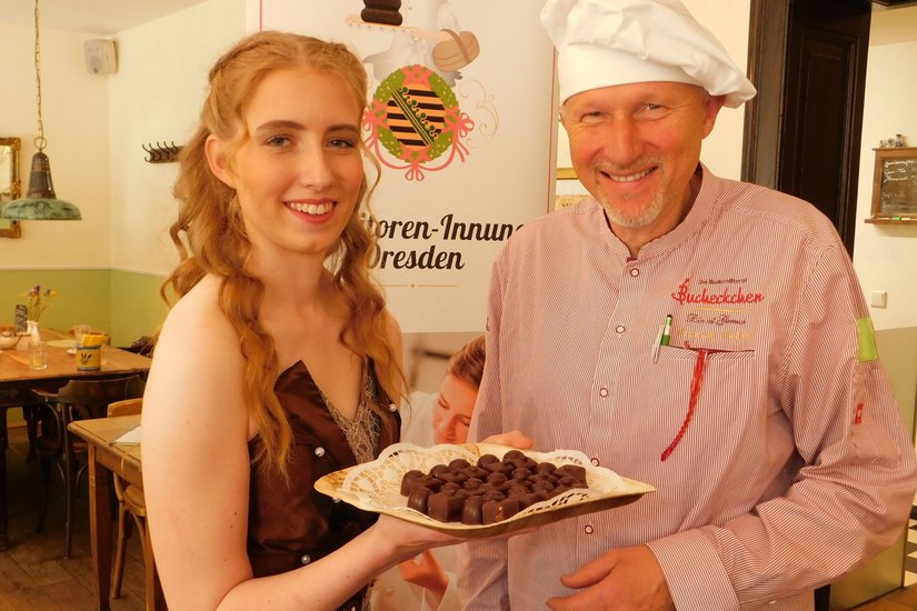 Julia Fuchs präsentiert als Dresdner Schokoladenmädchen gleich eigene Pralinen-Kreationen. Ihrem Lehrmeister Thomas Heller schmeckt es sichtlich.