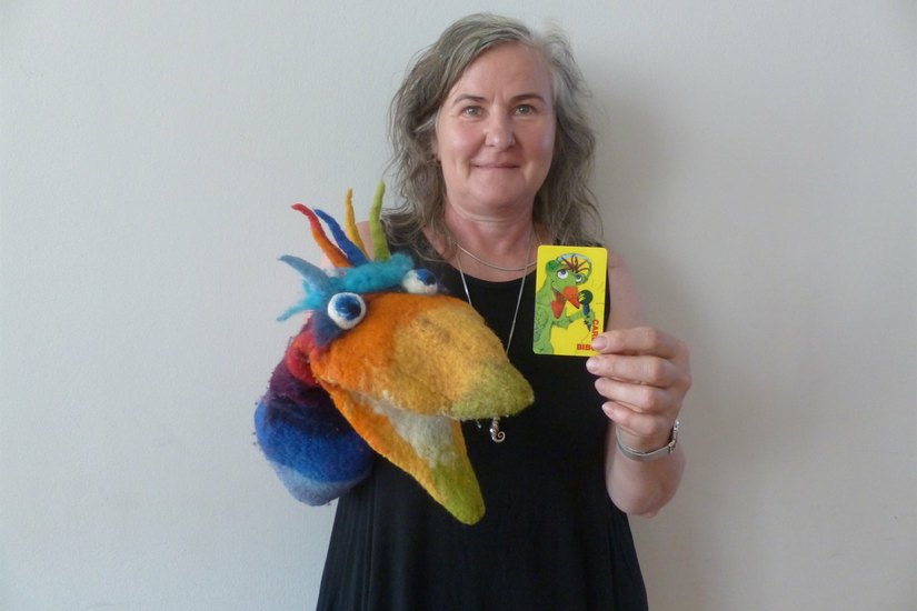 Bibliotheksmitarbeiterin Sabine Marcieniec mit Handpuppe und Bibo-Card.