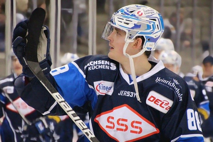 Johan Porsberger trägt auch in der kommenden Saison das Eislöwen-Trikot.