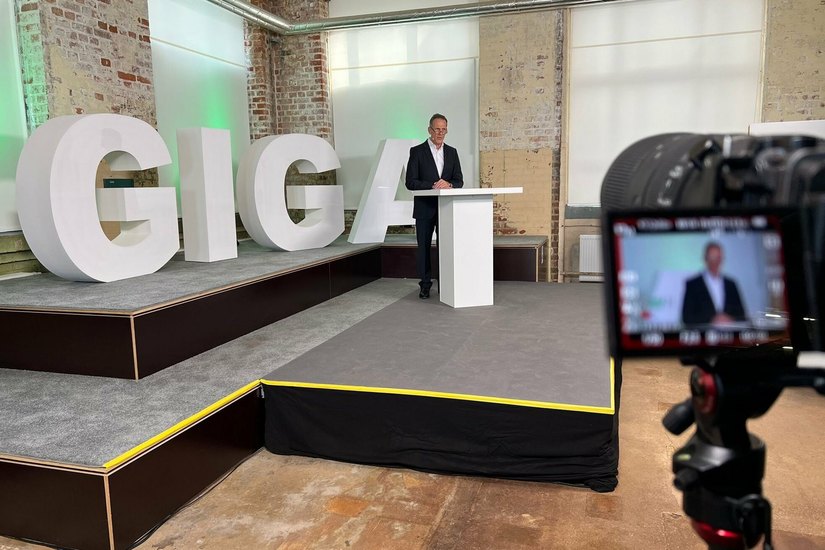 Der LEAG-Vorstandsvorsitzende Thorsten Kramer stellte auf der Pressekonferenz am Rande des Ostdeutschen Energieforums die GigawattFactory Lausitz vor.