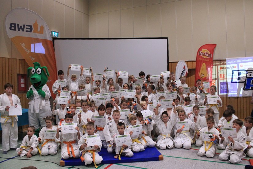 Die jungen Judo-Sportler sind stolz auf ihre Platzierungen.