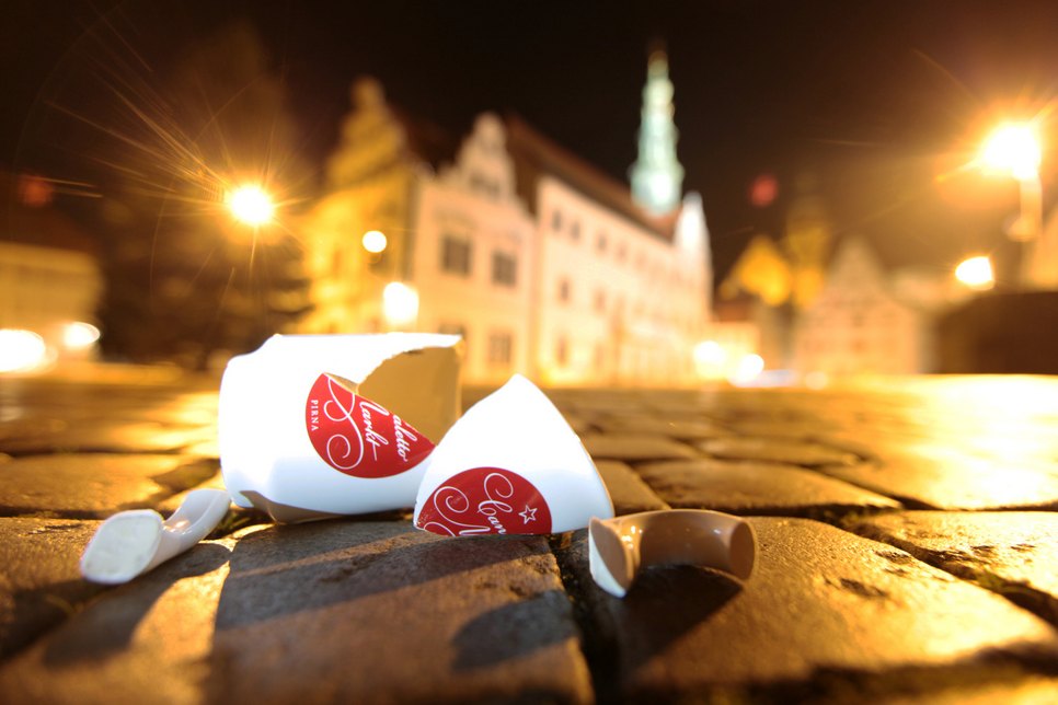 Die zerschlagene Glühweintasse vom Canalettomarkt Pirna steht sinnbildlich für die Absage des Pirnaer Weihnachtsmarktes.   Foto: D. Förster