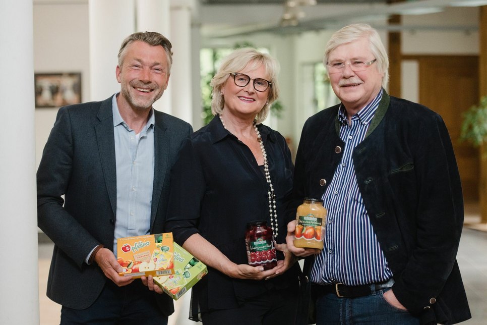 Spreewaldhof in Golßen freut sich über die Auszeichnung Top-Marke 2019 (v.l.n.r.): Patrick Liermann (Geschäftsführer Marketing und Vertrieb), Karin Seidel (Inhaberin) und Konrad Linkenheil (Inhaber). Foto: Nils Hasenau