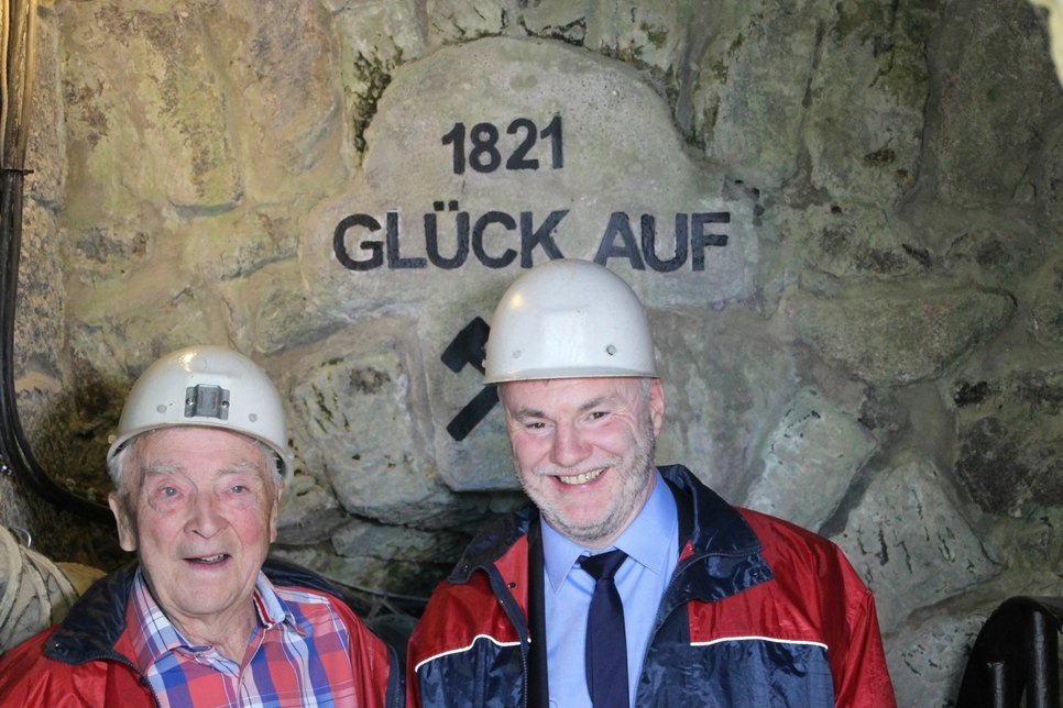Die Ersten im sanierten Besucherbergwerk: Bergbauingenieur Horst Zimmermann (l.) und Oberbürgermeister Uwe Rumberg.                                                                    Foto: Schramm