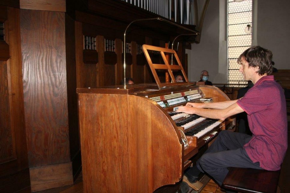 Kantor Voigt spielt an der sanierten Orgel. Seit 30 Jahren können alle Töne wieder erklingen.