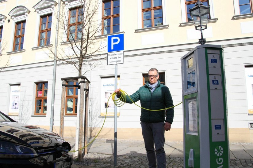 Böse Falle Stromparkplatz: Lutz Pech an der besagten Ladesäule auf der Heinrichstraße.