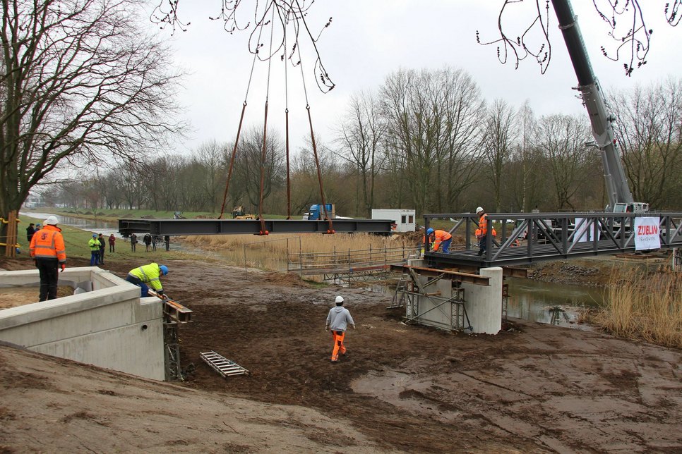 Die einzelnen Brücken-Konstruktionen aus Stahl schwebten jetzt über der Schwarzen Elster in Senftenberg. Ende Mai soll die Brücke an der Steigerstraße wieder nutzbar sein. Fotos: sts