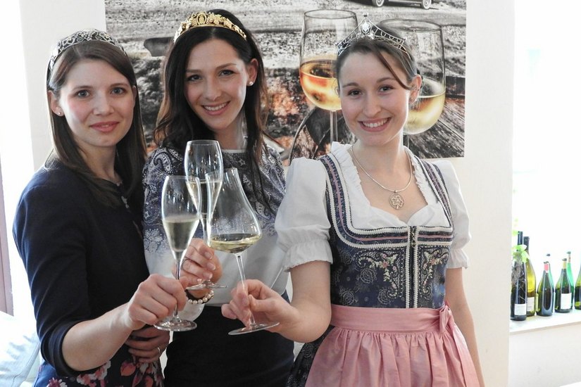 Majestäten unter sich: Mara Walz, Württembergische Weinkönigin 2015/16, die Sächsische Weinkönigin Daniele Undeutsch und Annette Herbstritt, Badische Weinprinzessin (v.l.). Foto: Pönisch
