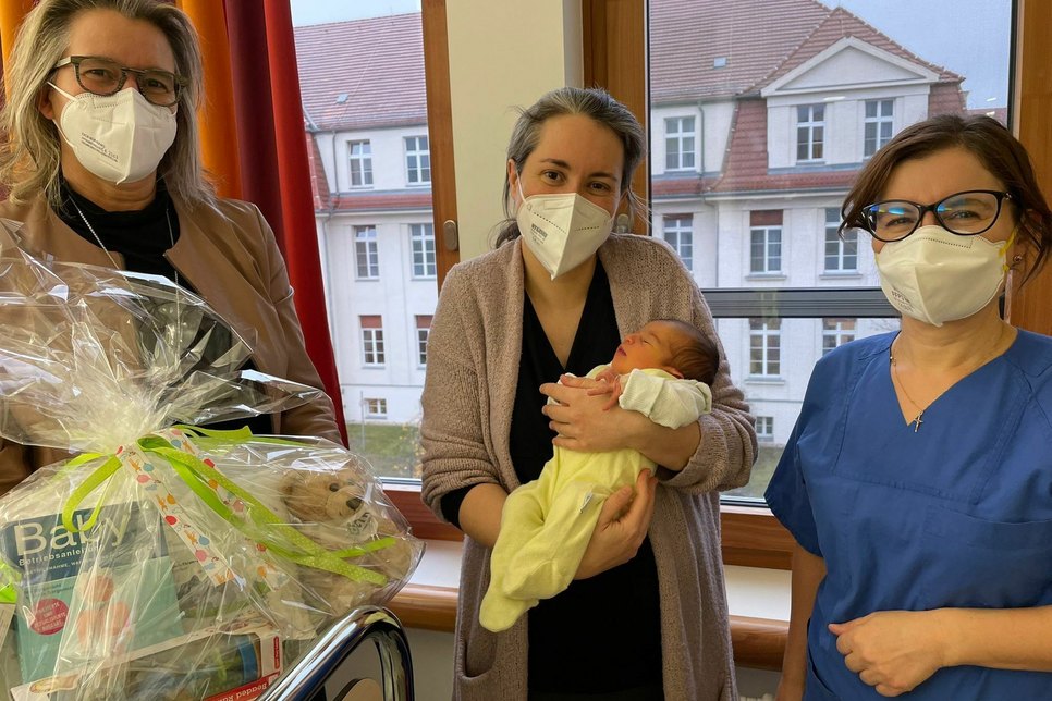 Pflegedirektorin Andrea Stewig-Nitschke, Aida Molla Quinteiro mit der kleinen Katja und Alina Rózewicz Foto: pm