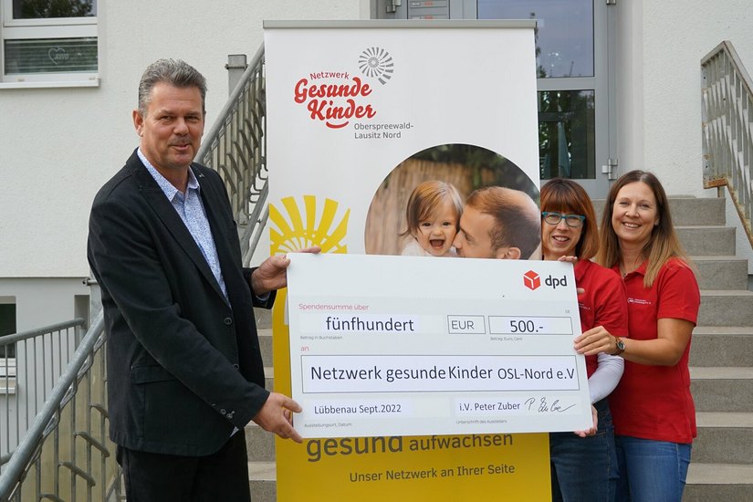 Peter Zuber, Niederlassungsleiter des DPD Depot 103, überreichte einen Spendenscheck an Nadine Dreßler und Franziska Dörnfeld.