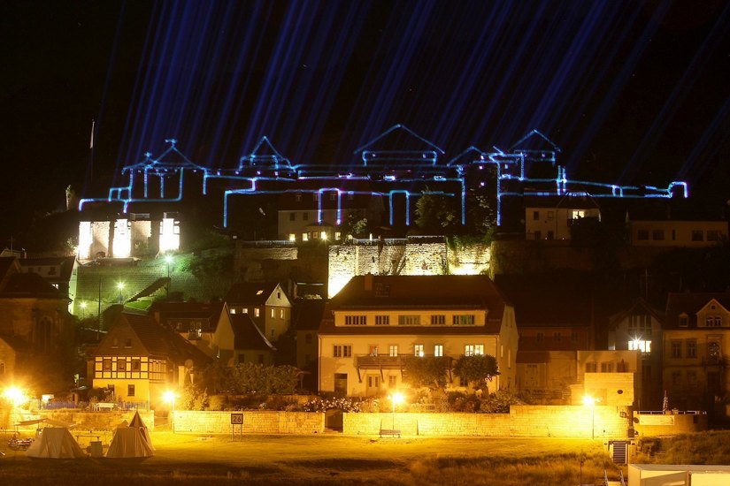 In einer Laser-Show wurden die Umrisse der ehemaligen Burganlage projiziert. Fotos: D. Förster