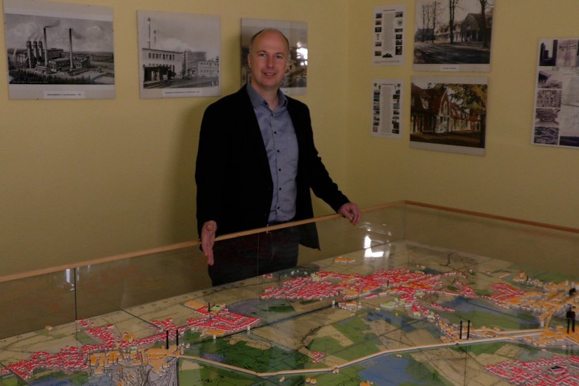 Bürgermeister Mirko Buhr am Stadtmodell von Lauchhammer. Foto: Heiko Jahn