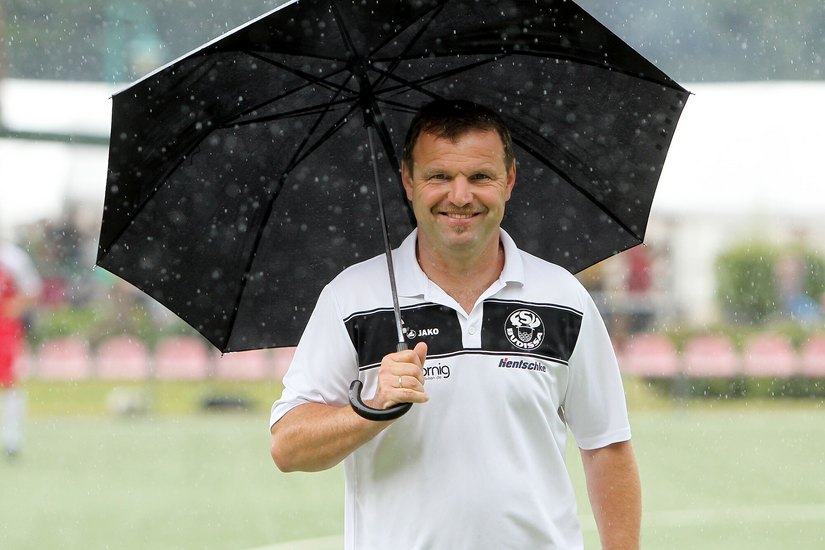 Sprichwörtlich im Regen steht jetzt Thomas Hentschel – der Trainer der FSV Budissa Bautzen wurde beurlaubt. Foto: Zettl