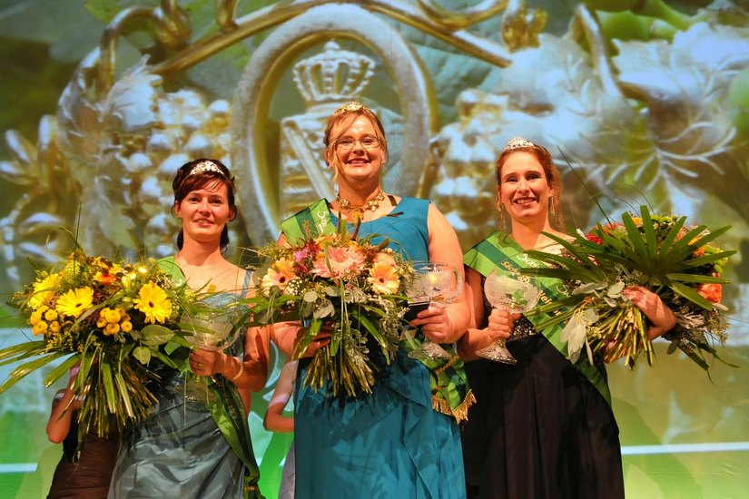 V.l. Maria Czerch (Weinprinzessin), Maria Lehmann (Weinkönigin) und Katrin Hecht (Weinprinzessin) werden das Anbaugebiet ein Jahr lang repräsentieren. Foto: Weinbauverband