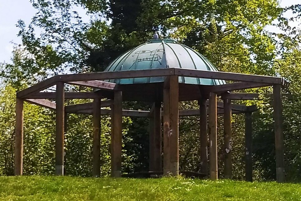 Besprühtes Kupferdach des Pavillons im Stadtpark.