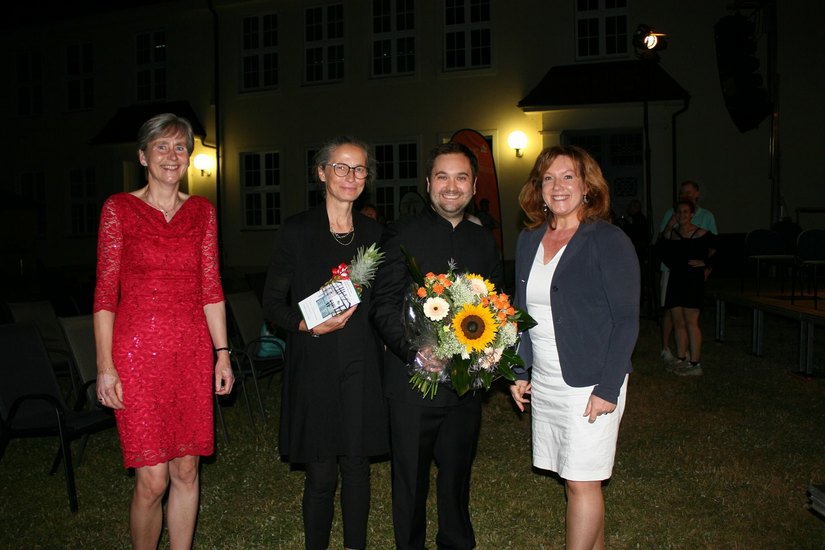 Evamaria Horstmann (Leiterin der Musikschulregionalstelle Elsterwerda), Annekathrin Kirchner (Organisatorin der Bläserphilharmonie), Andrea Barizza (Dirigenten) und Anja Heinrich (Bürgermeisterin Elsterwerda).