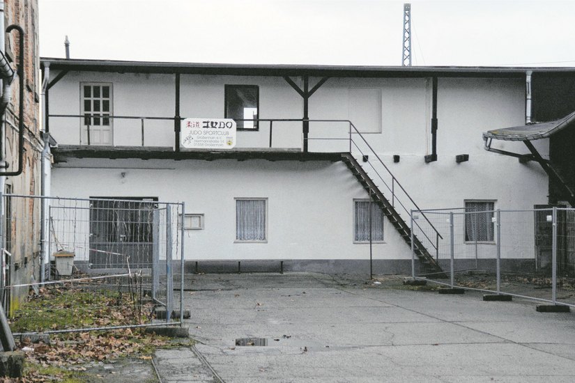 Die alte Trainings- und Wettkampfhalle im Hinterhof der Hermannstraße ist in einem sehr schlechten Zustand. Sie wird seit den 1970er Jahren von den Judokas genutzt.