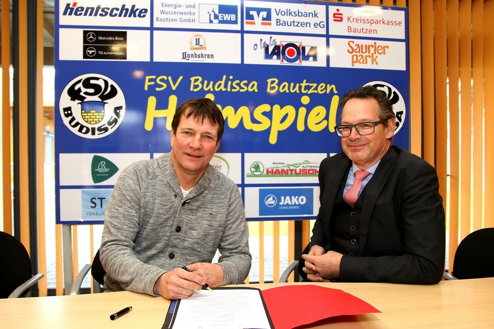 Torsten Gütschow unterschreibt im Beisein von Budissa-Präsident Ingo Frings seinen neuen Trainervertrag. Foto: T. Zettl