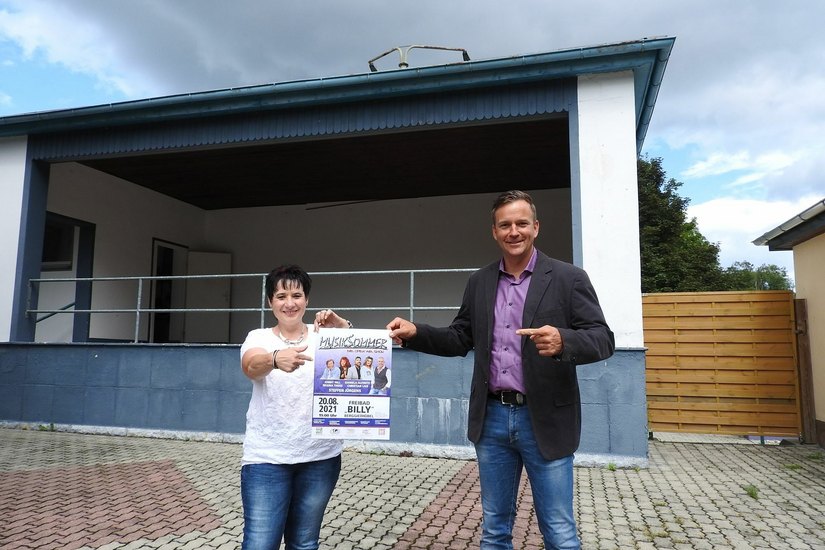 Veranstalterin Katrin Mückel (aTONa Shows) und Bürgermeister Thomas Peters mit dem Plakat vom »Musiksommer« vor der Freilichtbühne im »Billy«-Bad Berggießhübel.                                                    Foto: R. Rink