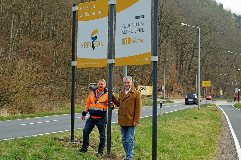 Oberbürgermeister Uwe Rumberg (r.) und Bauhofleiter Jens Straube an den zwei neuen Tafeln am Ortseingang aus Richtung Tharandt. Foto: Stadt Freital