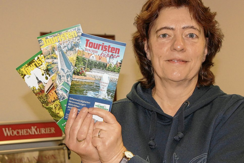 Steffi Sossna plant den neuen WochenKurier »Touristenführer 2021«. Foto: Farrar