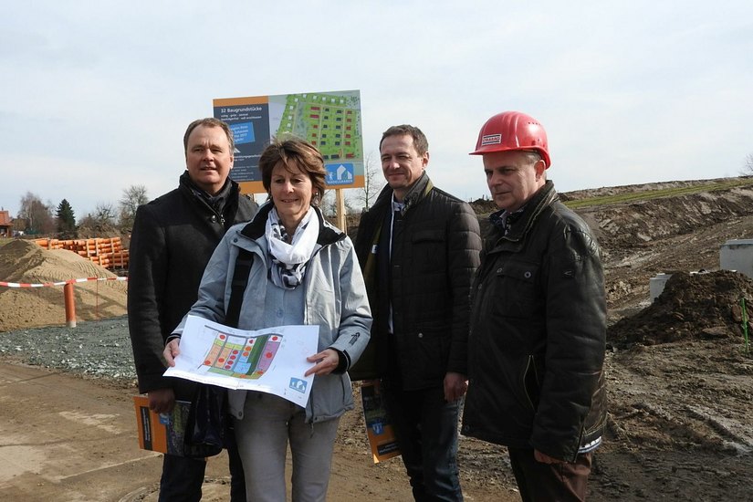 Christian Flörke (li.) zeigt mit SEP-Mitarbeiterin Katrin Tepper und Vertretern der Baufirmen den Bauplan.                 Foto: Wo