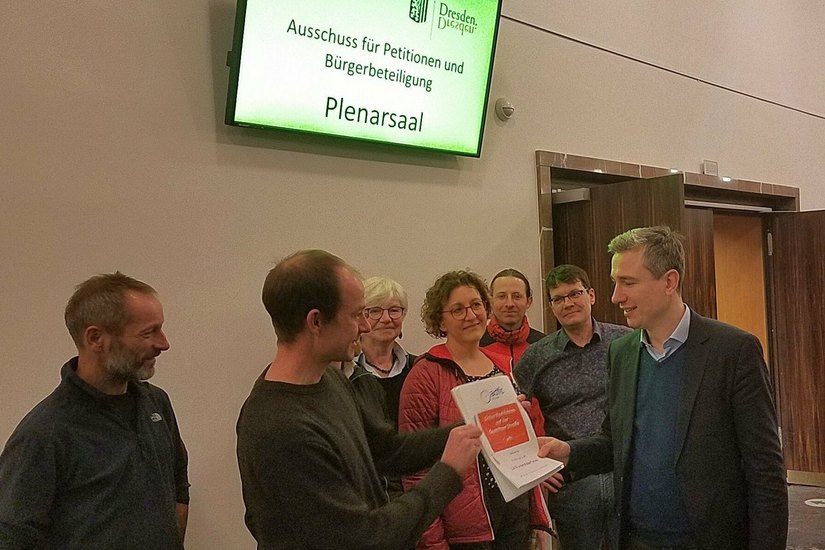 ADFC-Vorstandsmitglied Nils Larsen übergibt Baubürgermeister Stephan Kühn die Petition.