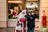 Der Weihnachtsmann mit Kapitän Rocco Schmidt am Cottbuser Hafenbüro.