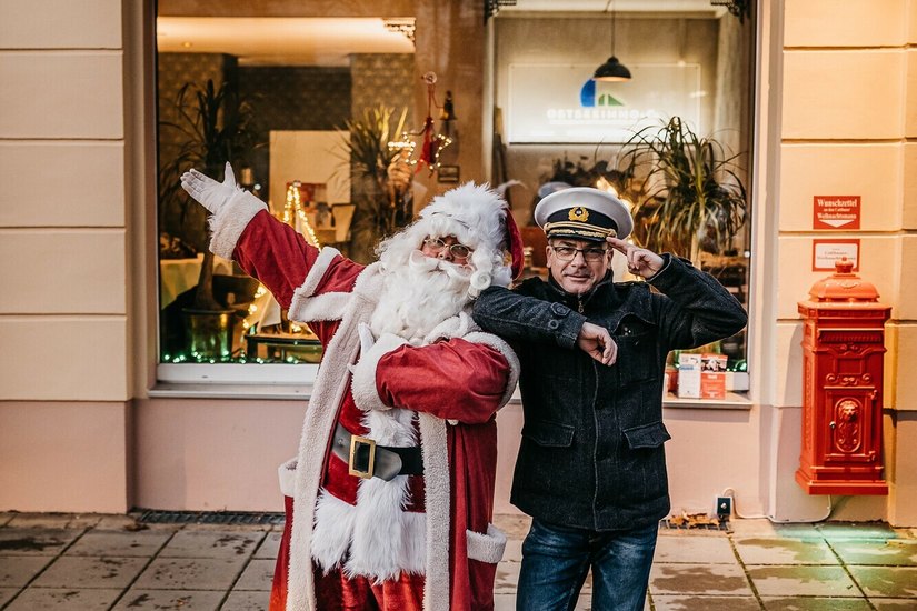 Der Weihnachtsmann mit Kapitän Rocco Schmidt am Cottbuser Hafenbüro.