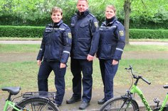 Die Polizeihauptmeister Stefanie Steege, Oliver Ott und Anja Krause (v.l.n.r.) sind die drei in Radeberg tätigen Bürgerpolizisten. Foto: Matthias Stark