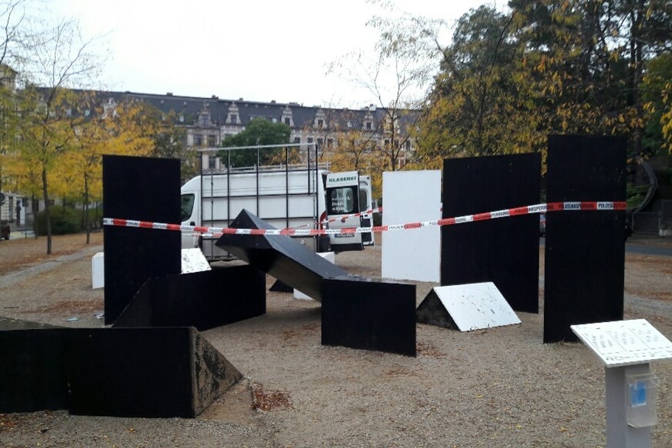 Die beschädigte Installation „Grenze“ von Tomasz Tomaszewski auf dem Lutherplatz in Görlitz. Foto: Grzegorz Stadnik/Stadtverwaltung