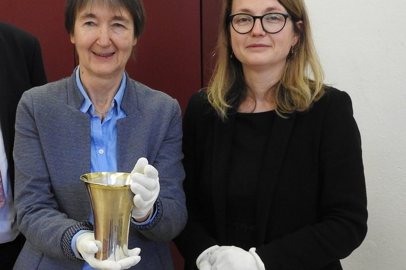 Erika Eschebach und Kulturbürgermeisterin Annekatrin Klepsch (v.l.) mit dem Silberbecher