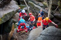 Rettungseinsatz der Berwacht Pirna im Felsengebiet »Labyrinth« bei Langenhennersdorf, die im April 2022 einen verunglückten Mann mit Unterstützung eines Helikopters bergen.