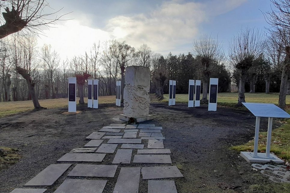 Auf diesen 2020 errichteten Tafeln stehen die Namen und Lebensdaten von 3.580 Menschen, die in Großschweidnitz Opfer der NS-Krankenmorde wurden. Foto: Keil