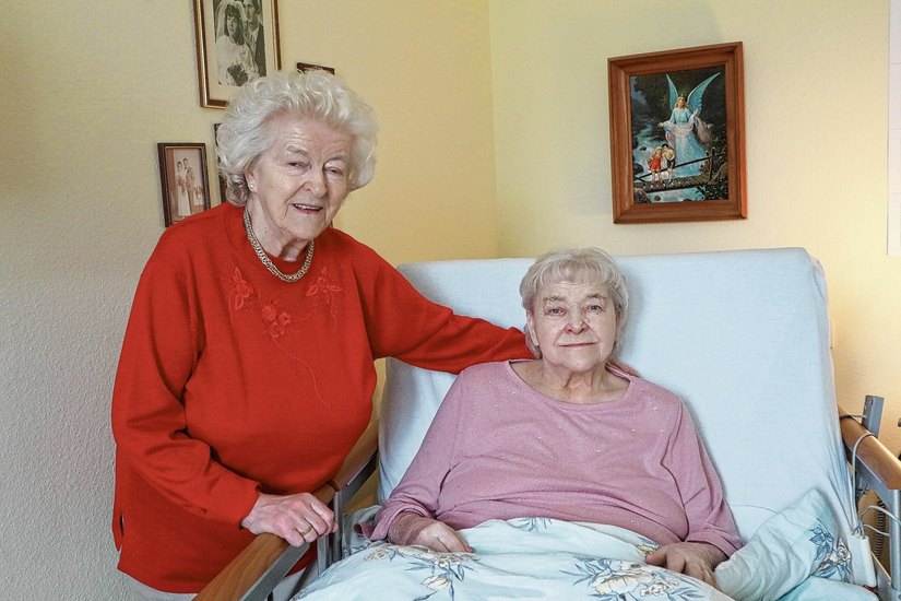 Die Schwestern Gertrud Loch (li.) und Sonnhild Kühne feiern am Sonntag ihren 86. Geburtstag. Foto: ASB Dresden & Kamenz gGmbH