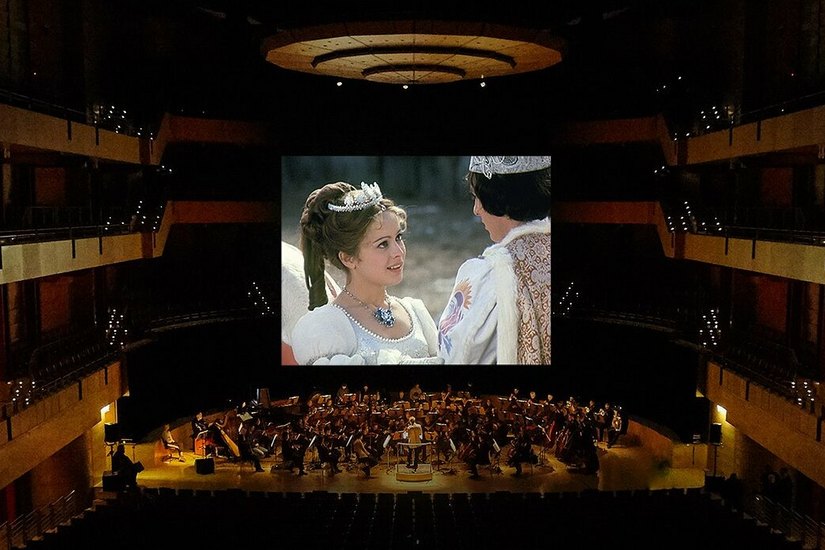 Das Orchester spielt live zum Film auf der großen Leinwand.