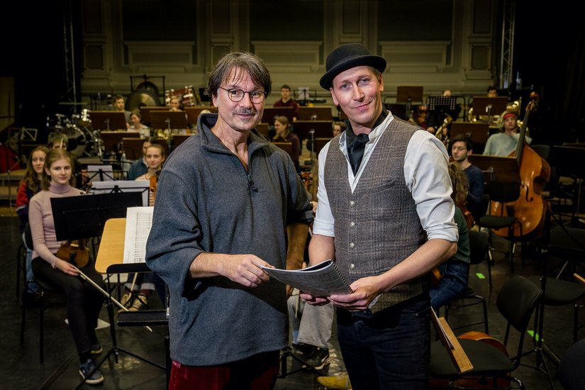 Milko Kersten (li.) probt mit dem Dresdner Jugendsinfonie-Orchester des HSKD für das HOPE-Benefizkonzert, Philipp Richter wird moderieren.