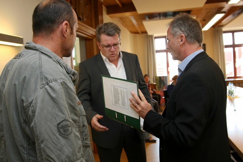 Zuvor übergab Dr. Ingo Düring die Dohnaer Unterschriften an den Bürgermeister Dr. Ralf Müller.