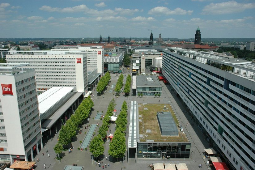 Vom Hauptbahnhof über die Prager Straße („Einkaufsrennmeile“) bis zum Neumarkt  („Premium-Lage“) zieht sich Dresdens Shoppingmeile mit derzeit 198.000 Quadratmetern Einzelhandelsfläche. Foto: Pönisch