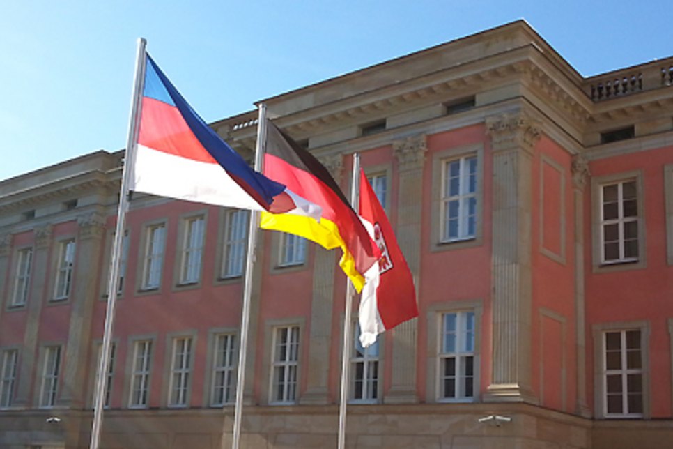 Bei besonderen Anlässen wird im Landtag die sorbische/wendische Fahne gehisst. Foto: © M. Nowak