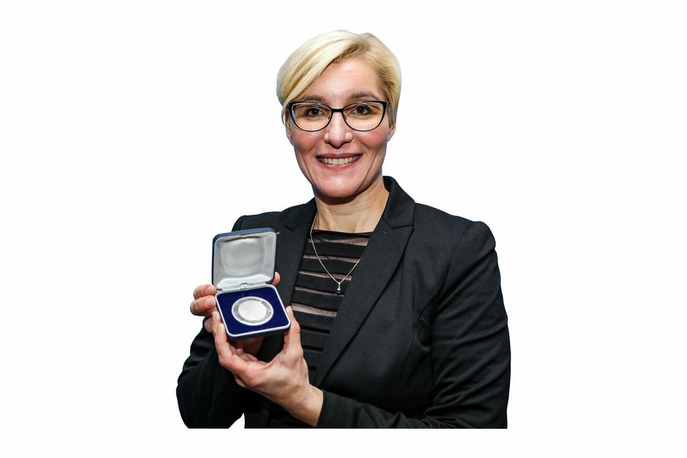 Dr. Anita Maaß, Bürgermeisterin von Lommatzsch, wird mit der Wilhelm-Külz-Medaille für ihren Einsatz für den Liberalismus geehrt. Foto: Karsten Prausse Fotodesign
