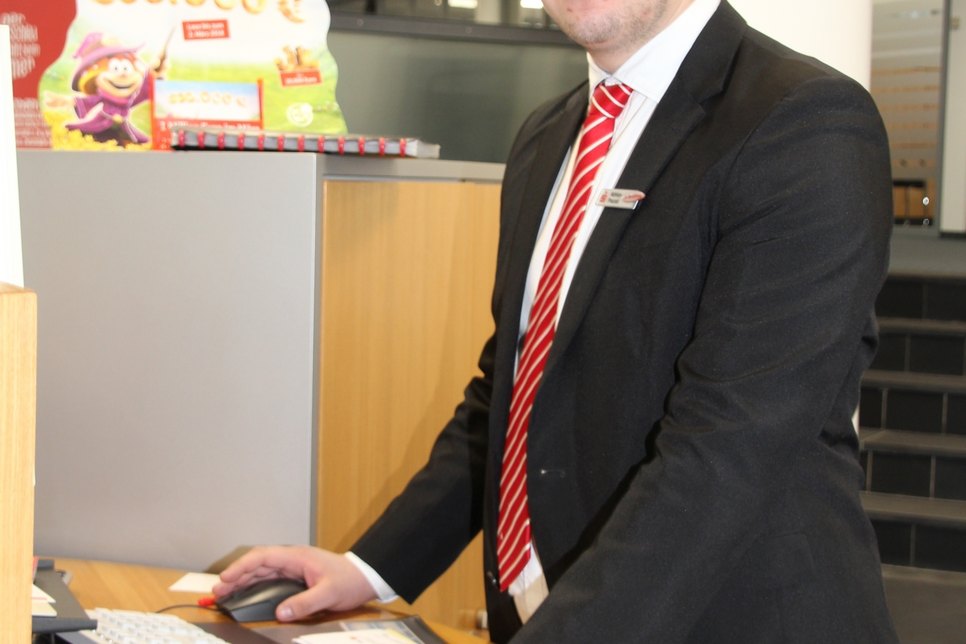 Adrian Prazak macht bei der Sparkasse Oberlausitz-Niederschlesien eine Ausbildung zum Bankkaufmann. Foto: Keil