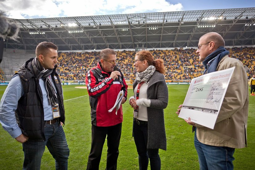 von links: Moritz Lux (Mitarbeiter Dynamo-Fanshop), Peter Hauskeller (Stadionsprecher Dynamo Dresden), Annika Schirmacher (DKMS), Andreas Ritter (Präsident Dynamo Dresden)