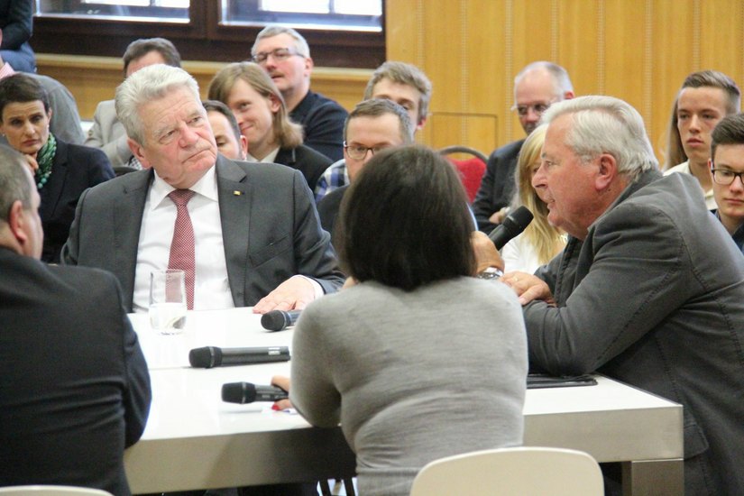 Miteinander reden und seinem Gegenüber zuhören – dies praktizierten Bundespräsident Joachim Gauck (links) und Christian Haase (rechts) als Lehrstück für gelebte Demokratie. Foto: Stadtverwaltung