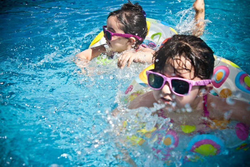 Eine Erfrischung im Freibad ist bei sommerlichen Temperaturen ist nicht nur für Kinder der Hit. Foto: Pexels