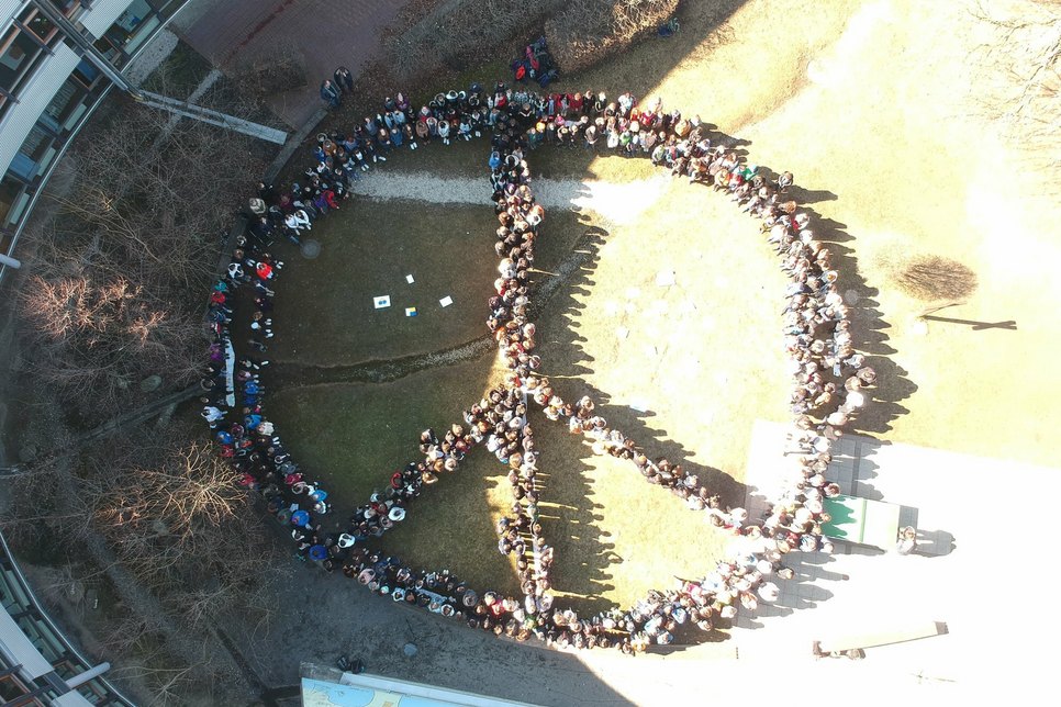 Im Innenhof des Johanneums stellten sich die Schüler zu einem großen Peace-Zeichen auf.