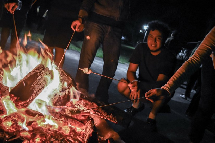 Abendliches Treffen am Lagerfeuer ist beim Camp garantiert.  Foto: Pexels