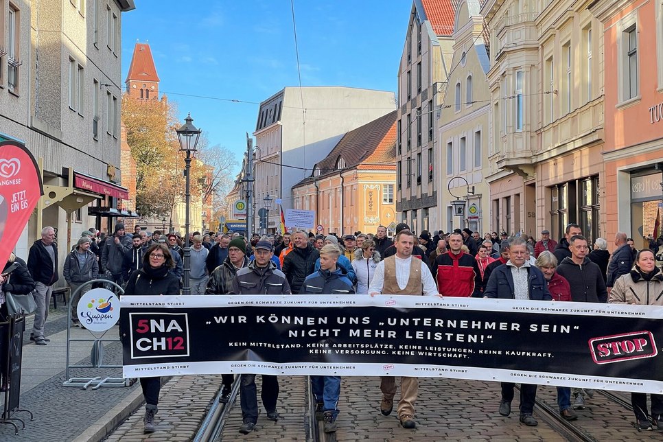 Handwerker, Unternehmer, Bürger demonstrierten gemeinsam durch die Cottbuser Innenstadt.