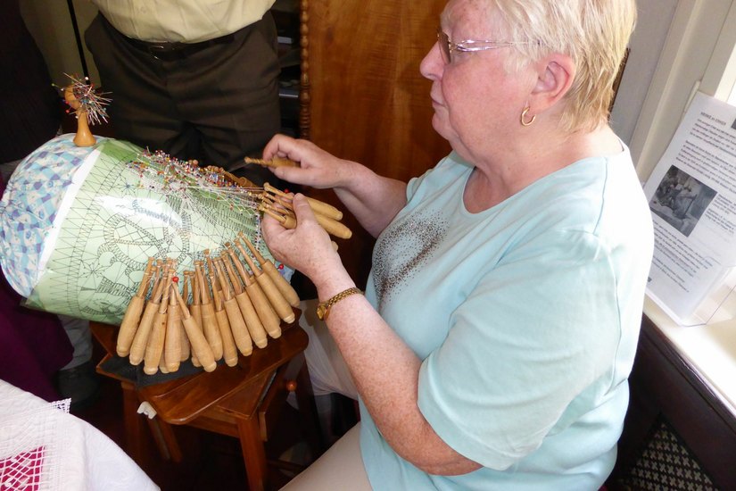Schauklöppeln. Elke Horn, die selbst aus dem Erzgebirge stammt, zeigt interessierten Besuchern zur Eröffnung die alte Handarbeitstechnik des Klöppelns.